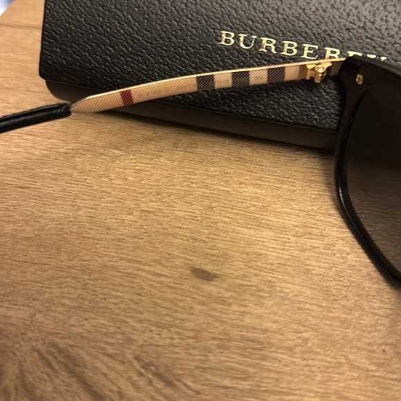 Burberry house check pattern wayfarer Sunglasses - Picture 6 of 6